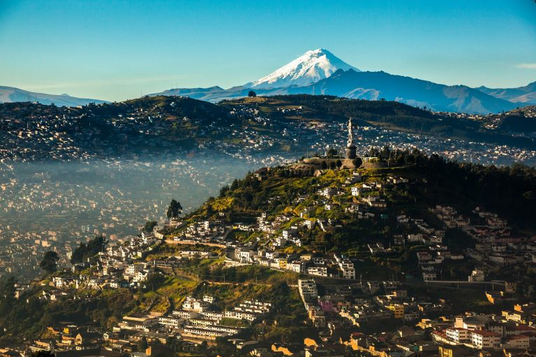 Vista de Quito com o vulcão Cotopaxi ao fundo