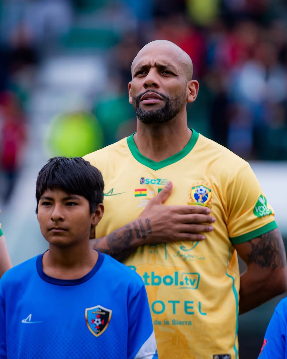 Jogador das lendas em cerimônia de pré-jogo